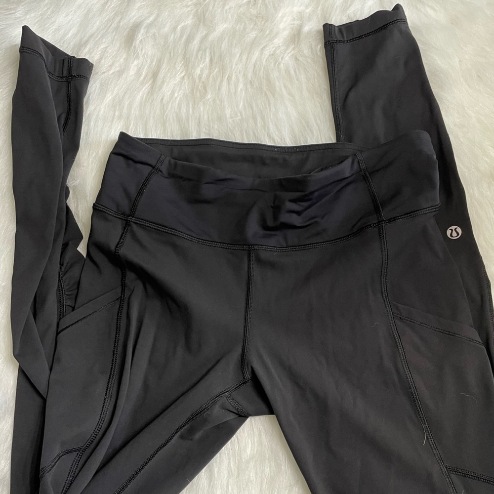 Lululemon legging capris with frill side detail; size 8